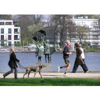 1200_08 Sonntagsspaziergang im Frühling - Skulptur Kinder mit Drachen. | Bilder vom Fruehling in Hamburg; Vol. 1